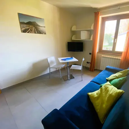 Vela Di Soleville Con E Senza Vista Con Ristorante & Pizzeria Sale Marasino